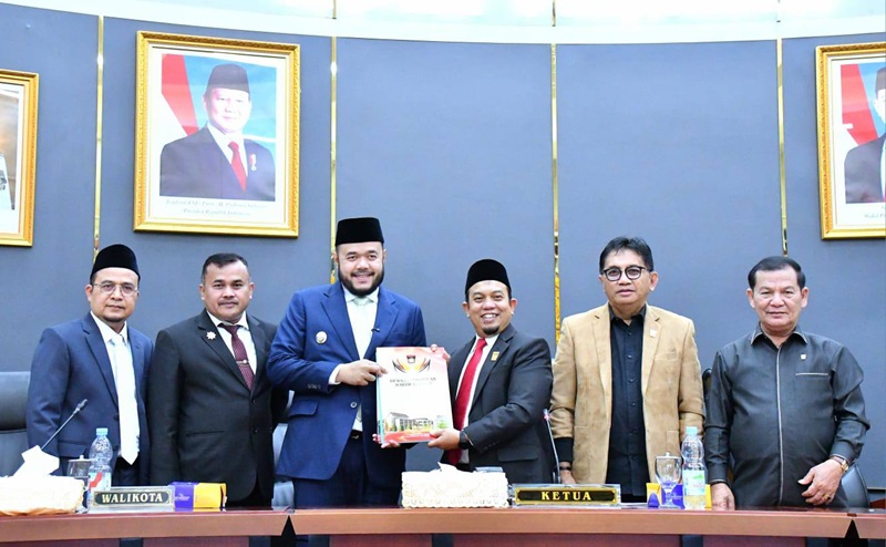 SERAHKAN - Ketua DPRD Padang Muharlion serahkan pandangan fraksi-fraksi terhadap RAPBD 2026 kepada Walikota Padang Fadly Amran.